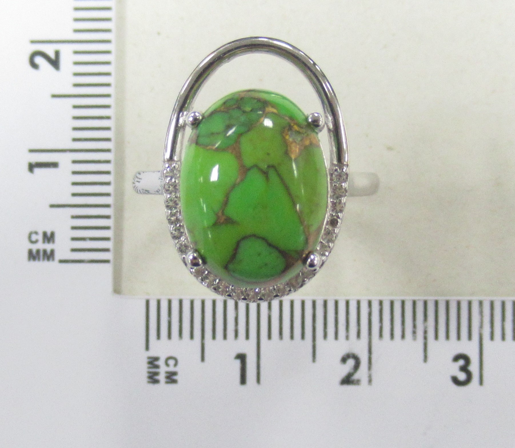 Серебряное кольцо 925 пробы; вставки 1 Бирюза зел. 5,49ct; 21 Топаз бел. 0,17ct;